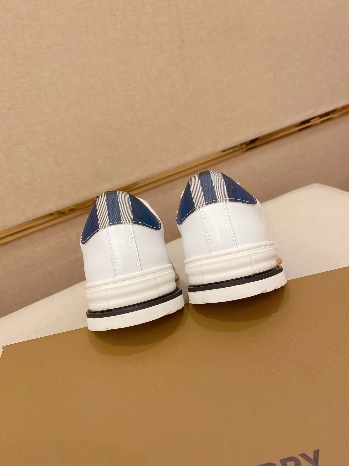 Men's shoes 💰: 420💰🇮🇹🇮🇹BURBERRY's top purchasing agents are available simultaneously at the counter. 🔍🔍On sale at the same time. Positive code number: 38-44 Italian imported first-layer cowhide with fabric. Fully imported sheepskin lining, sole: the original sole is specially provided by the original factory, the exclusive movable molded sole is super comfortable, the original factory follows the order, 🔍🔍high quality, you can go in and out of the counter at will, welcome to compare. Can be customized. 45 non-refundable